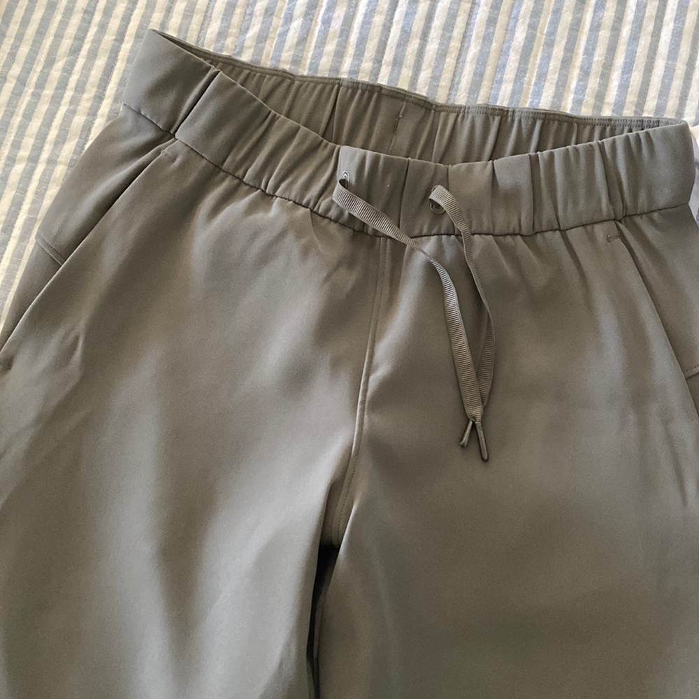 Never worn Lululemon On the Fly pants Sz 4